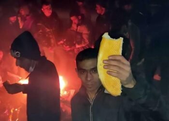 Dezenformasyon kılıcı işçilerin tepesinde