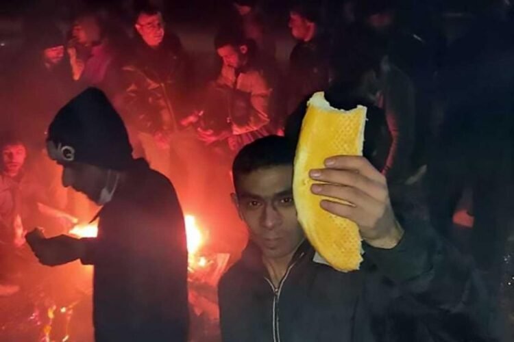 Dezenformasyon kılıcı işçilerin tepesinde