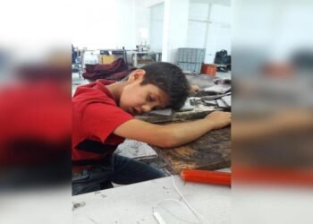 Saya tezgahlarında düşe yatan çocuklar…