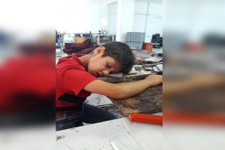 Saya tezgahlarında düşe yatan çocuklar…